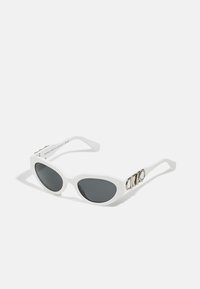 Occhiali da sole bianchi con forma ovale, lenti grigie e dettagli logo argento sulle tempie. Realizzati in plastica con una texture liscia.