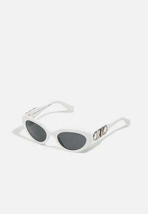 Occhiali da sole bianchi con forma ovale, lenti grigie e dettagli logo argento sulle tempie. Realizzati in plastica con una texture liscia.