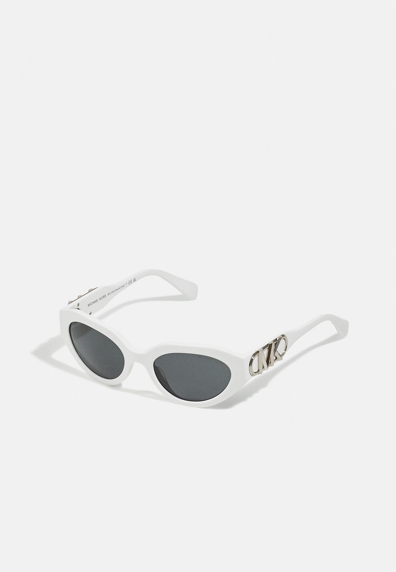 Óculos de sol brancos com formato oval, lentes cinzentas e detalhes em prata nos hastes. Feitos de plástico com uma textura suave.