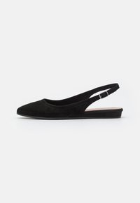 Svart mocka slingback platt sko med spetsig tå och ett justerbart band vid hälen. Slät textur och minimalistisk design.