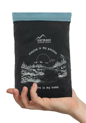Schwarze Tasche mit blauem oberen Teil, ausgestattet mit weißen Grafiken von Bergen und Landschaft. Enthält den Text: "Spielen ist meine Leidenschaft" und "Natur ist mein Zuhause."