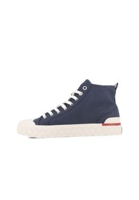 Baskets montantes en toile bleu marine avec des lacets blancs et un capuchon en caoutchouc. Elles présentent une semelle texturée et un accent rouge sur le talon.