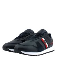 Scarpe da ginnastica nere con una tomaia in pelle liscia e tessuto; presentano un accento a strisce rosse e bianche, una intersuola bianca e una suola in gomma nera.