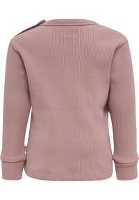 Ribbad långärmad topp i dämpad rosa, med rundad halsringning och knappdetalj på axeln. Mjuk textur och figurnära design.