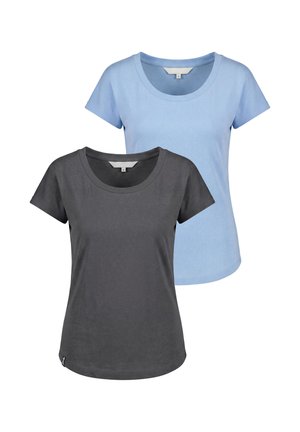 Zwei schlichte T-Shirts mit Rundhalsausschnitt und kurzen Ärmeln, eines hellblau hinter einem dunkelgrauen, auf weißem Hintergrund dargestellt.