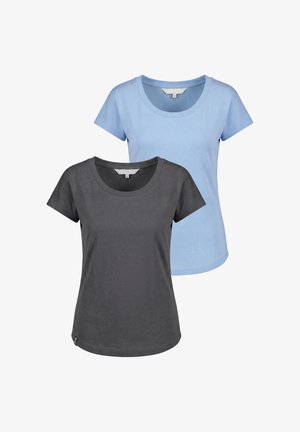 Zwei schlichte T-Shirts mit Rundhalsausschnitt und kurzen Ärmeln, eines hellblau hinter einem dunkelgrauen, auf weißem Hintergrund dargestellt.