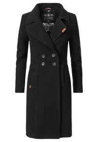Cappotto lungo nero a doppio petto con ampie rever, due tasche frontali e etichette decorative sui colli e bordi delle tasche.