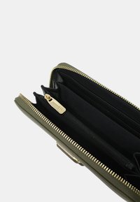 Portafoglio in pelle verde oliva con cerniera e dettagli in oro, dotato di più scomparti e una tasca interna con zip.