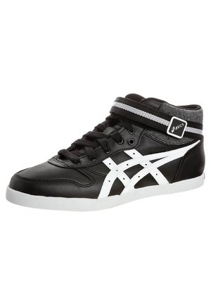 Czarny sneaker typu high-top Asics z białymi paskami, czarnymi sznurowadłami, białą podeszwą oraz czarnym paskiem wokół kostki z logo Asics.