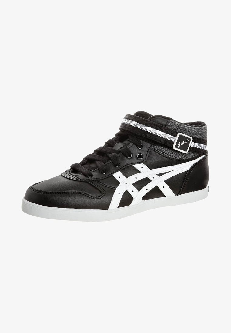 Basket montante noire Asics avec des bandes blanches, des lacets noirs, une semelle blanche et une bride de cheville noire avec le logo Asics.