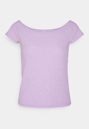 Haut court à manches courtes en maille côtelée lilas avec un large col arrondi et une coupe ajustée.