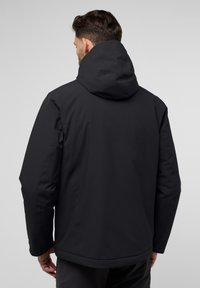 Zwarte waterdichte jas met capuchon, met een gladde textuur en een relaxed fit. Minimalistisch ontwerp zonder zichtbare sluitingen of patronen.