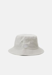 Bucket hat i lys grå bomuld med flad krone, bred skygge og broderet logo på siden. Har syningdetaljer og ventilationshuller.