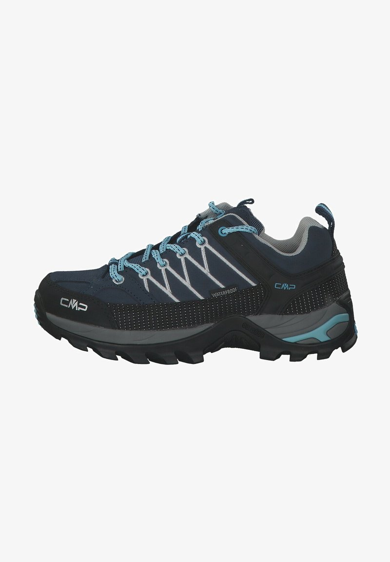 Zapatos de senderismo impermeables con parte superior en azul marino, detalles en gris y cordones en azul claro. Cuentan con una suela de goma texturizada y orificios de ventilación.