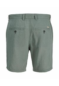 Πίσω όψη χακί σορτς casual με θηλιές ζώνης, δύο τσέπες κλειστές με κουμπιά και ελαφρύ ύφασμα.