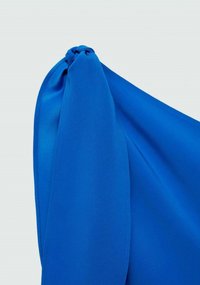 Umera bluă cu umăr, având un material neted, asemănător satinului, cu detalii pliate la cusătură, creând o siluetă structurată, dar totodată fluidă.