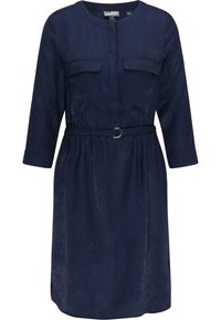 Vestido azul marino con escote redondo, cierre de botones en el frente, dos bolsillos en el pecho y un lazo en la cintura con un anillo metálico. Mangas largas y textura suave.