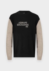 Μαύρο και μπεζ πουλόβερ με μακριά μανίκια, με στρογγυλή λαιμόκοψη και λογότυπο "ARMANI EXCHANGE N.Y." σε αντίθετη λευκή ραφή.