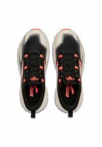 Scarpe da ginnastica nere con parte superiore in rete, accentate da arancione e con suola imbottita. Presentano dettagli grigi a contrasto e design con lacci.