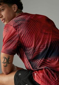Next ACTIVE TIE DYE - Trükipildiga T-särk - mottled red