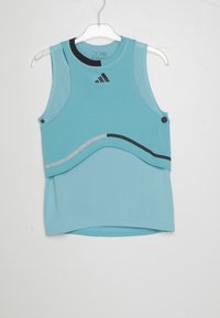 Lichtblauw sporttanktop met mesh zijkanten, afgeronde zoom, zwarte en zilveren accentlijnen, en een Adidas-logo op de voorkant.