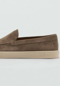 Braune Wildleder-Slipper mit weicher Textur, abgerundeter Spitze, minimaler Naht und beiger Gummisohle, die ein gefaltetes Blatt-Design aufweist.