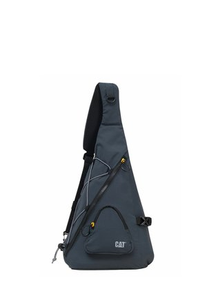 Mochila tipo bandolera triangular de color gris oscuro con bolsillo delantero con cremallera, correa ajustable y logotipo de CAT en el bolsillo sobre un fondo blanco.