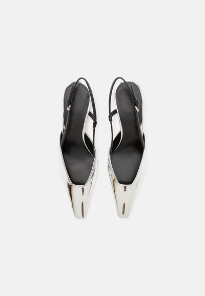 Sølv slingback højhælede sko med spidse tæer, sort indersål og tynde ankelstropper. Glat metallisk overflade med minimalistisk design.