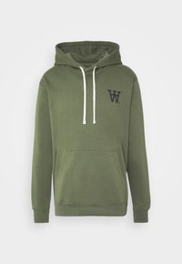 Sudadera de color verde oliva en un tejido suave con un bolsillo frontal. Presenta cordones blancos y un logo negro en el pecho. Diseño sencillo.