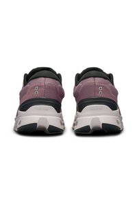 Des chaussures de course légères de couleur violet clair avec un dessus en mesh respirant, un talon rembourré, des accents noirs et une semelle intermédiaire blanche dotée d'une semelle extérieure noire texturée.