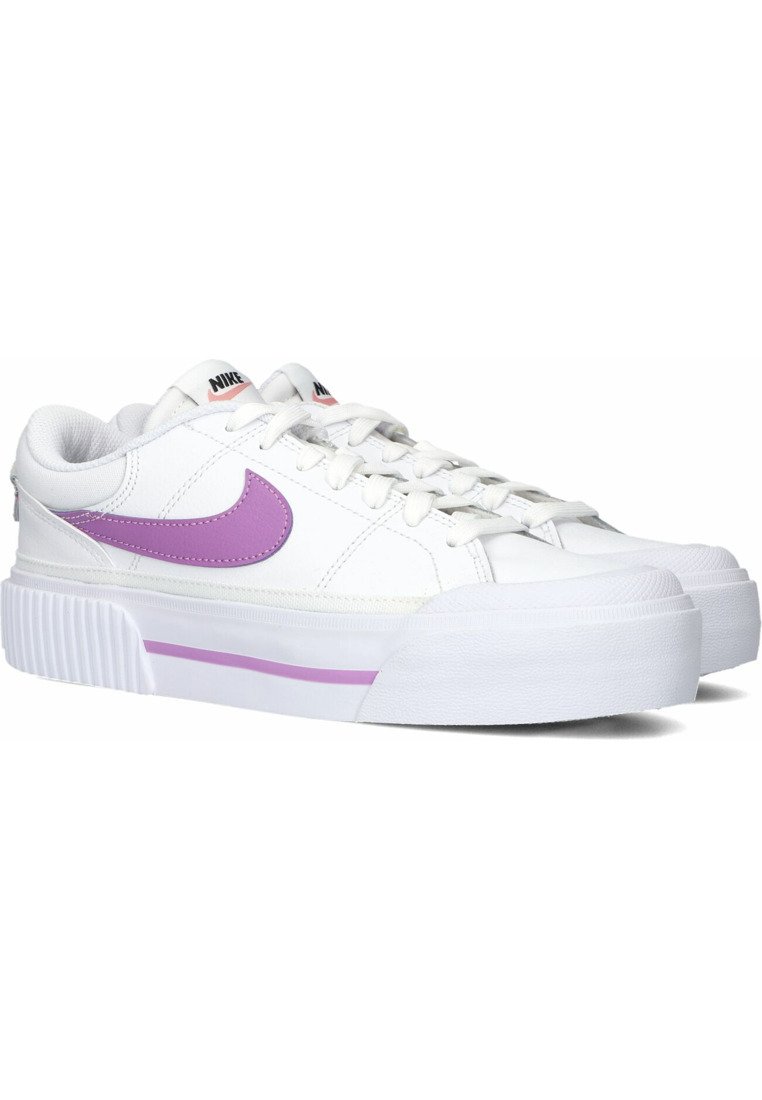 Weiße Sneakers mit einer strukturierten Oberfläche, einem großen lila Swoosh, weißen Schnürsenkeln und einer klobigen Sohle mit lila Akzentstreifen.