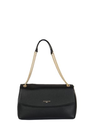 Borsa a tracolla in pelle nera con patta curva, tracolla a catena dorata e piccolo logo del marchio dorato centrato sul davanti.