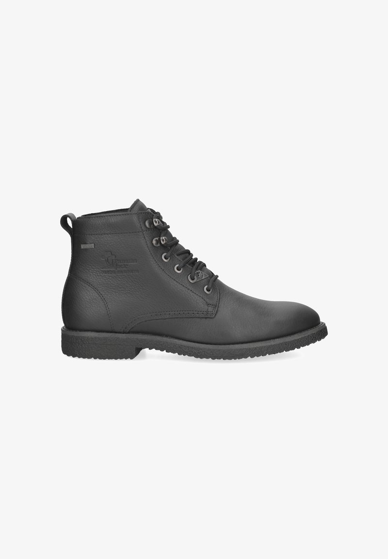 Bottine noire en cuir avec laçage à l'avant, semelle texturée, languette à l'arrière et logo de marque sur le côté.