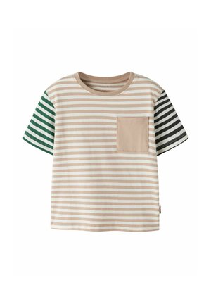 Kortærmet T-shirt med beige og hvide striber, grønstribet venstre ærme, sortstribet højre ærme og en beige brystlomme.