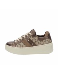 Bruine en beige gemêleerde sneaker met witte zolen, beige veters, leren en suède details, en kleine metalen studs op het zijpaneel.