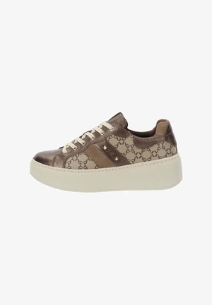 Baskets à motifs marron et beige avec semelles blanches, lacets beiges, détails en cuir et en daim, et petits clous en métal sur le panneau latéral.
