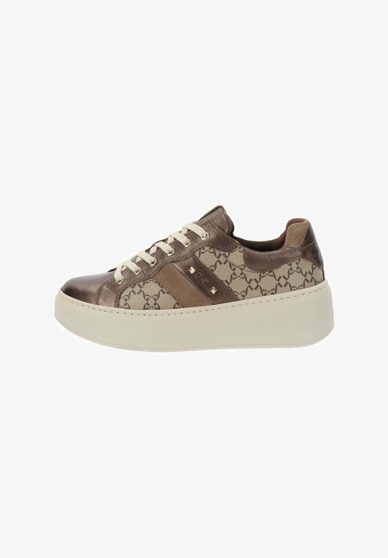 Braun-beige gemusterter Sneaker mit weißen Sohlen, beigen Schnürsenkeln, Leder- und Wildlederelementen sowie kleinen Metallnieten an der Seitenpartie.