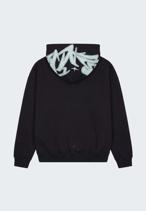 Sudadera con capucha negra vista desde atrás con un diseño en estilo grafiti azul claro en la capucha y un pequeño emblema de estrella cerca del dobladillo inferior.