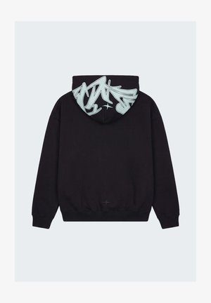 Felpa con cappuccio nera vista da dietro con design in stile graffiti azzurro chiaro sul cappuccio e un piccolo emblema a forma di stella vicino all'orlo inferiore.