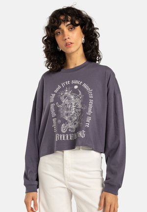 Donkergrijze, cropped longsleeve t-shirt met een witte grafische afbeelding van een tijger en tekst. Gemaakt van zachte katoen met een relaxte pasvorm.