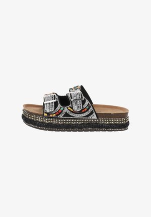Sandalo platform nero con due cinturini con fibbie perline e motivi decorativi colorati di perline sui lati e sui bordi.