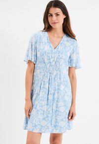 Blaues Blumenkleid mit kurzen Schmetterlingsärmeln, V-Ausschnitt, gerüschter Taille und leichtem, strukturiertem Stoff mit weißen Blumenmustern.