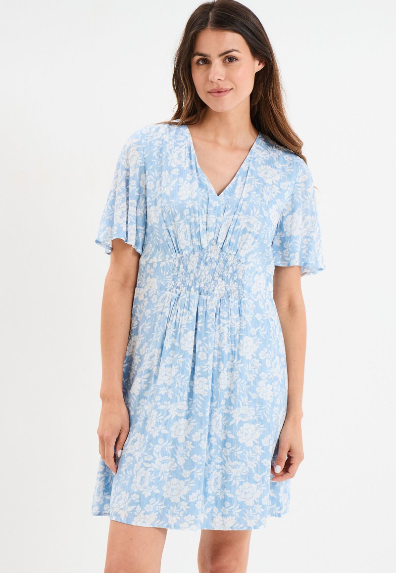 Blaues Blumenkleid mit kurzen Schmetterlingsärmeln, V-Ausschnitt, gerüschter Taille und leichtem, strukturiertem Stoff mit weißen Blumenmustern.