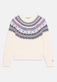 Strikkegenser i kremfarge med rund hals og lange ermer. Har en mønstrete bærestykke i svart, rosa og blått. Teksturert stoff med ribbestrikket kant.