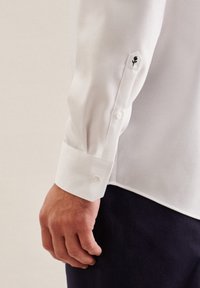 Hvit langermet skjorte med knappmansjetter, med små sorte blomsterbroderidetaljer p�å mansjetten, glatt stoff, slim fit.