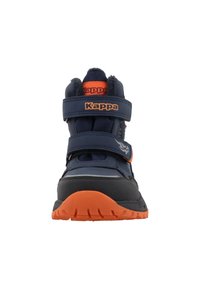 Tamno plave i narančaste Kappa visoke tenisice imaju podstavljen ovratnik, dva Velcro remena, teksturiranu gumenu potplatu i ojačan vrh.