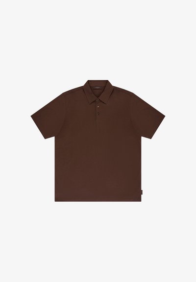 Braunes kurzärmeliges Poloshirt mit drei Knöpfen und klassischem Kragen, flach auf weißem Hintergrund präsentiert.
