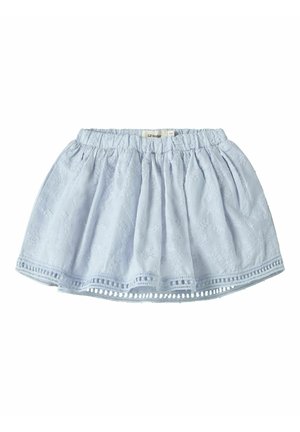 Jupe bleu clair pour tout-petit avec taille élastique, motif floral brodé et bordure décorative à œillets le long de l'ourlet.