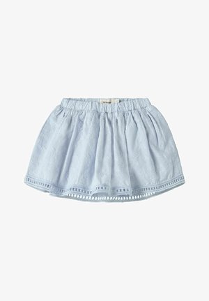 Jupe bleu clair pour tout-petit avec taille élastique, motif floral brodé et bordure décorative à œillets le long de l'ourlet.