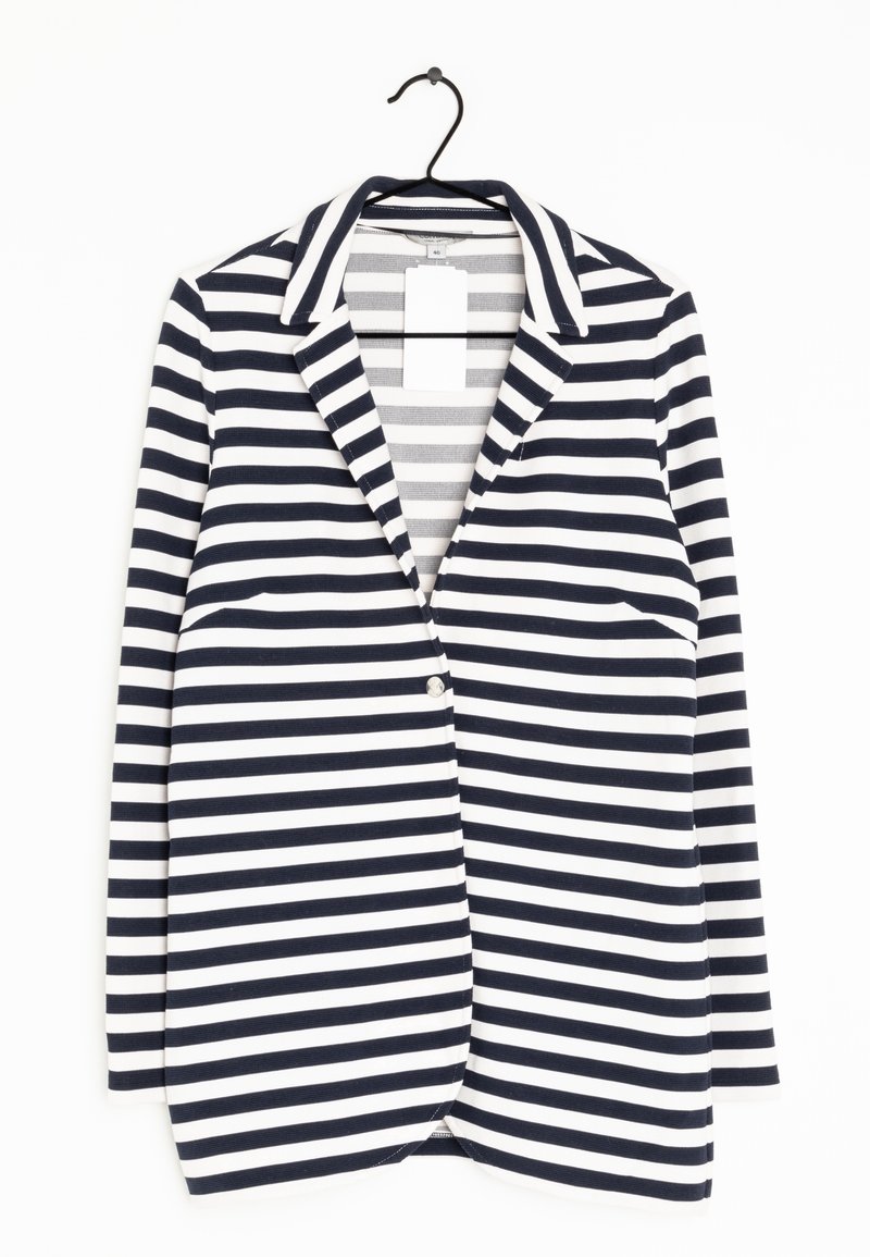 Blazer rayé bleu marine et blanc avec col à revers et un bouton, suspendu sur un cintre noir avec des étiquettes de prix attachées.
